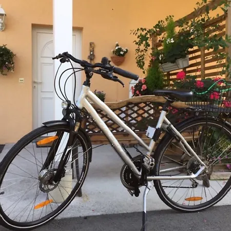 Mon Reve, Petit Dejeuner Bio, Jacuzzi לינה וארוחת בוקר 3*