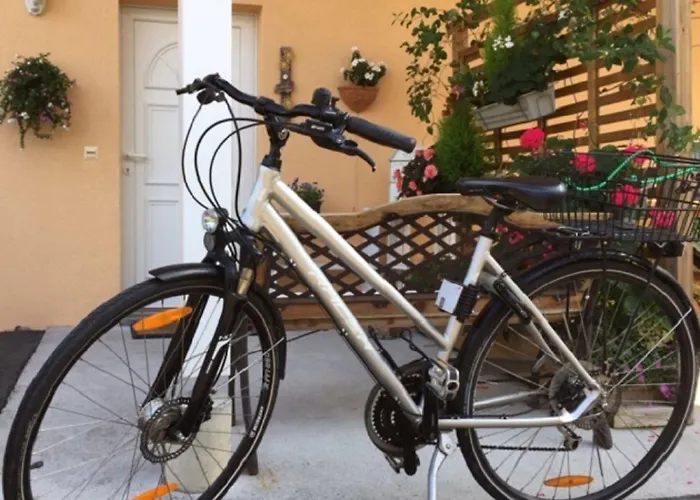 Mon Reve, Petit Dejeuner Bio, Jacuzzi Bed & Breakfast 3*